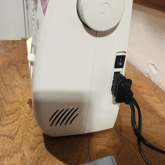 Brother Project Runway Limited Edition Sewing machine - Picture 5 of 6